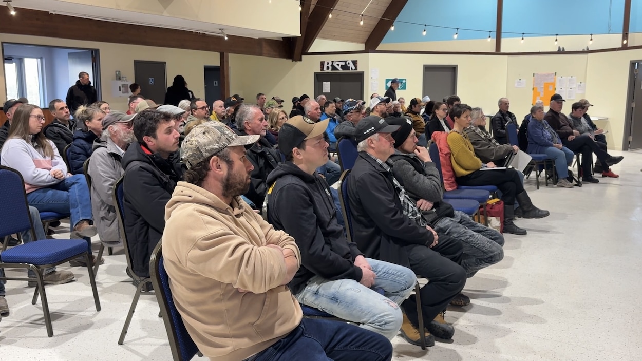 Projet minier : une séance d’information attire les foules à Saint-Jean-de-Brébeuf