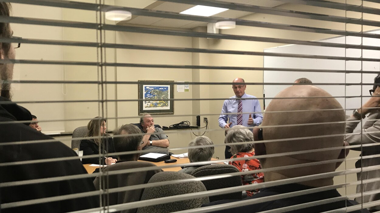 Le maire de Trois-Rivières a tenu une « rencontre privée » avec des inondés de Saint-Louis-de-France après le conseil municipal. Le maire de Trois-Rivières a tenu une « rencontre privée » avec des inondés de Saint-Louis-de-France après le conseil municipal.
