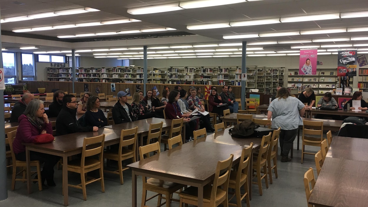Une dizaine de parents étaient présents à la rencontre à la bibliothèque de la polyvalente de Matane. Une dizaine de parents étaient présents à la rencontre à la bibliothèque de la polyvalente de Matane.