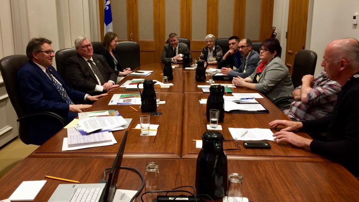 gens autour d'une table gens autour d'une table