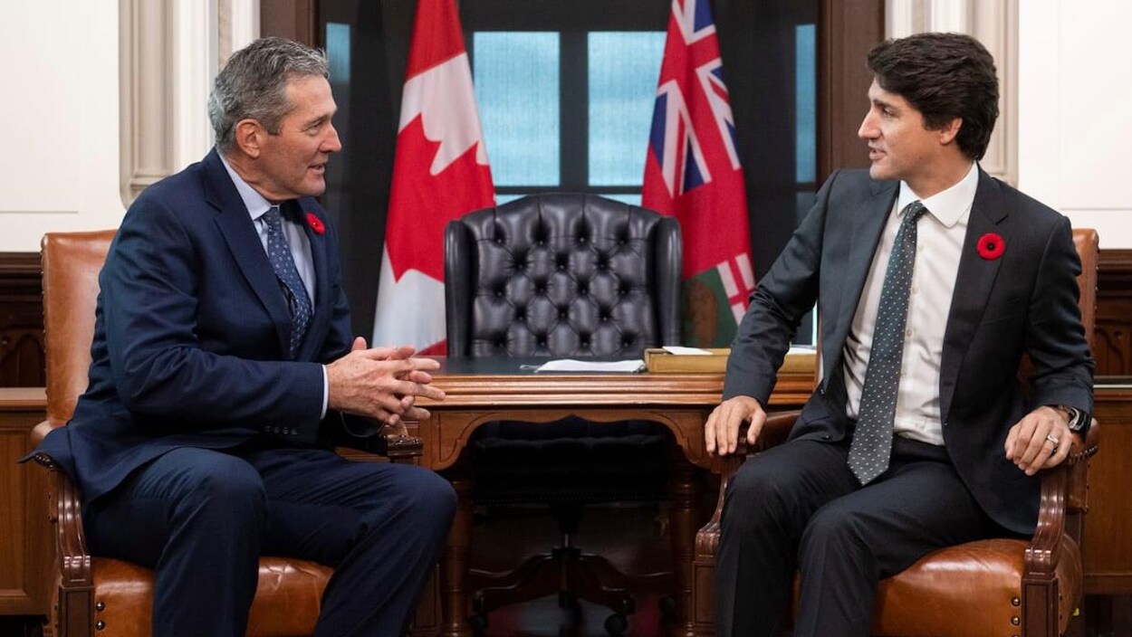 Le premier ministre du Manitoba, Brian Pallister, assis à côté du premier ministre canadien, Justin Trudeau.