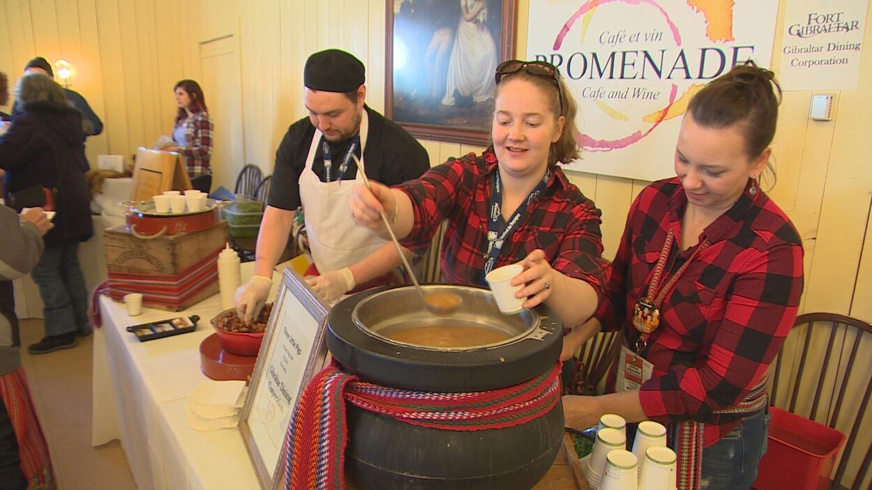Des participants au Rendez-vous des chefs, la compétition de soupe aux pois au Festival du Voyageur