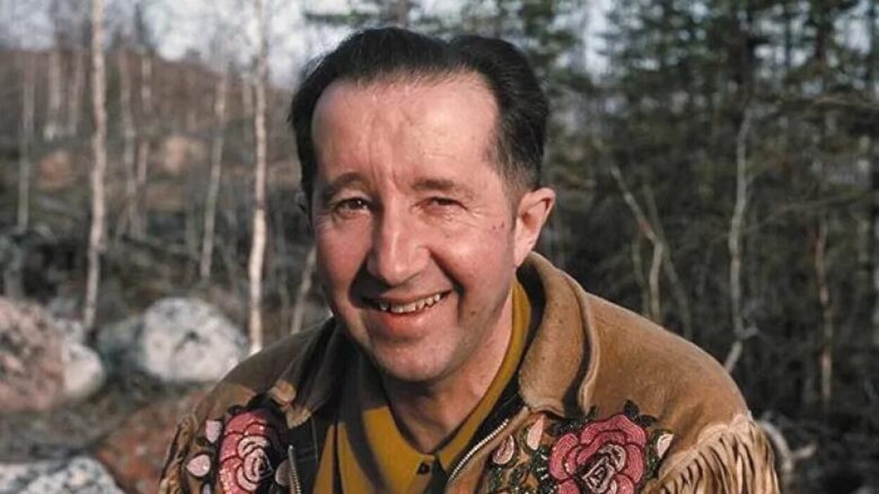 Photo d'archive de René Fumoleau qui sourit pour la caméra.