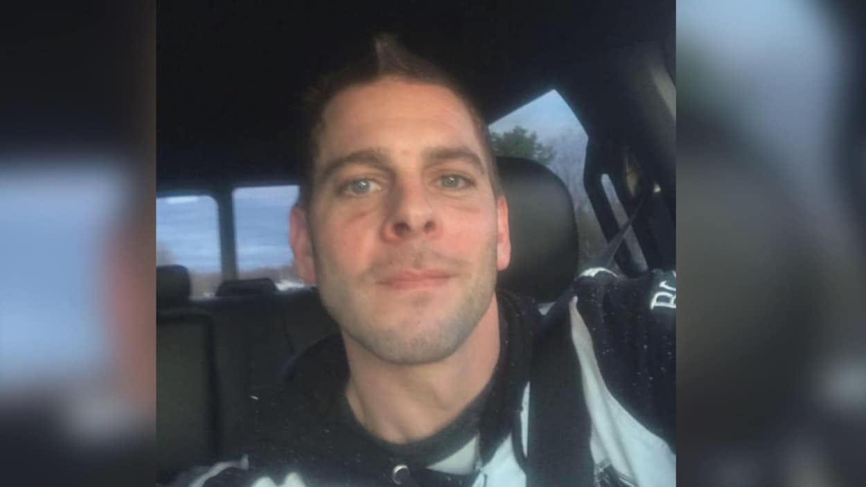 Autoportrait d'un homme en voiture.