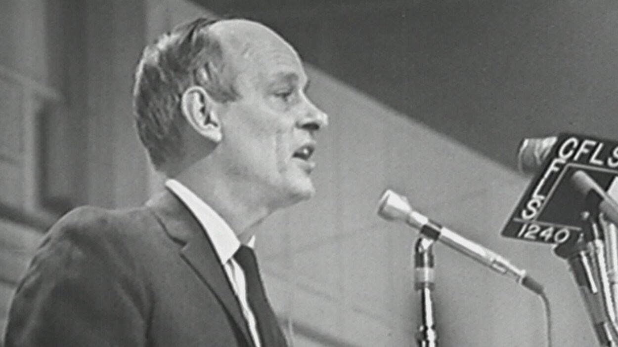 René Lévesque devant un micro