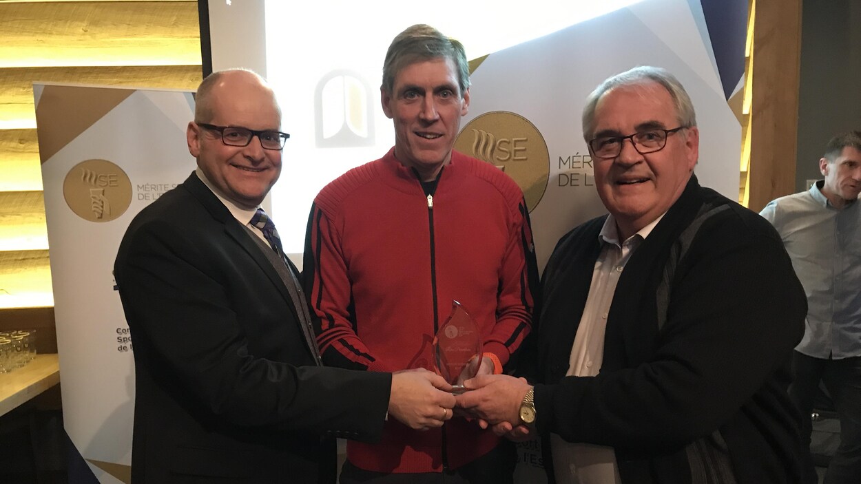 René Pomerleau, au centre, reçoit le prix Victor spécial 2017 du Mérite sportif de l'Estrie. Le journaliste Jean Arel est à sa droite. René Pomerleau, au centre, reçoit le prix Victor spécial 2017 du Mérite sportif de l'Estrie. Le journaliste Jean Arel est à sa droite.