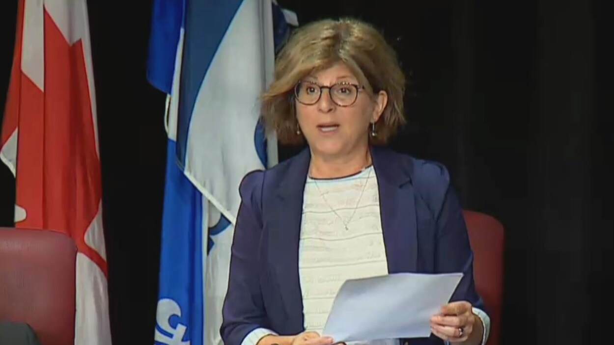 La conseillère municipale du district de Limbour, Renée Amyot., qui prend la parole lors d'une séance du conseil municipal de Gatineau.
