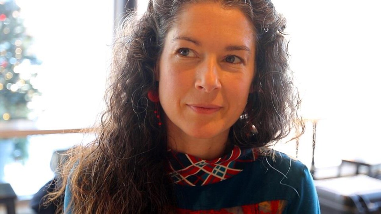 La conteuse Renée Robitaille en entrevue au Café Smith, à Limoilou. Elle présentera son spectacle intitulé « Nues » en mars prochain au théâtre Petit Champlain. Belle femme au début de la quarantaine.