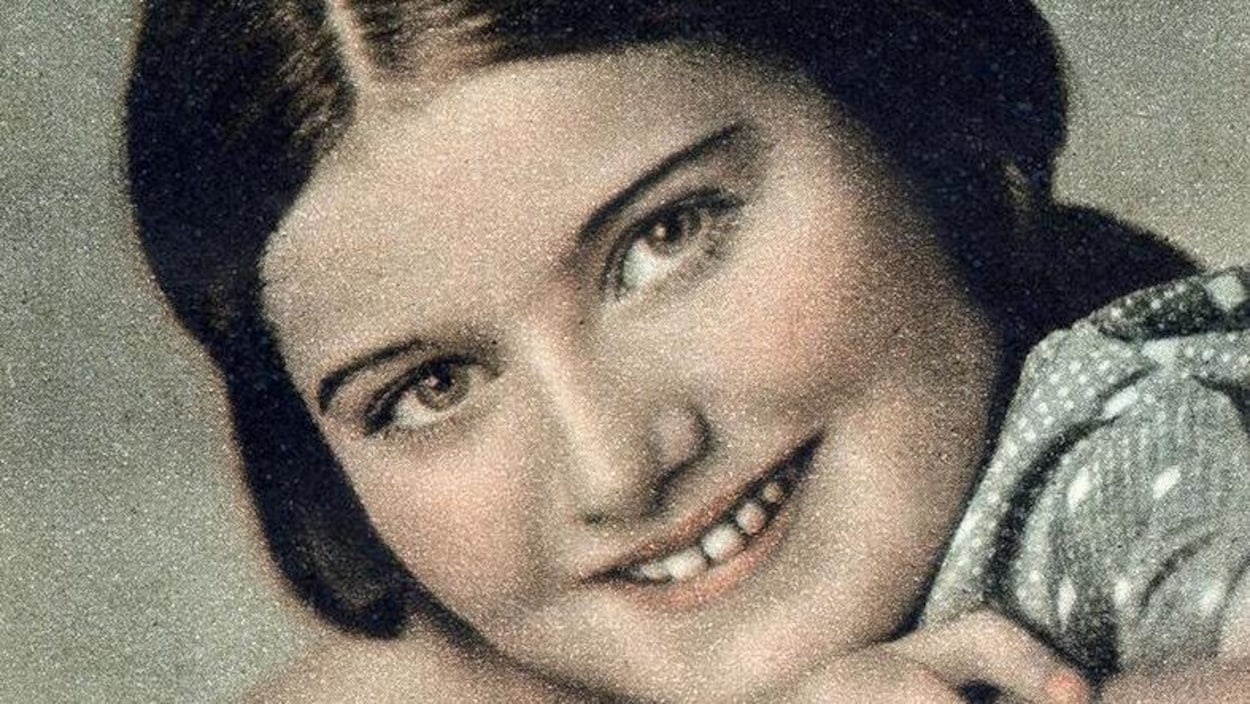 Portrait d'une jeune fille souriante.