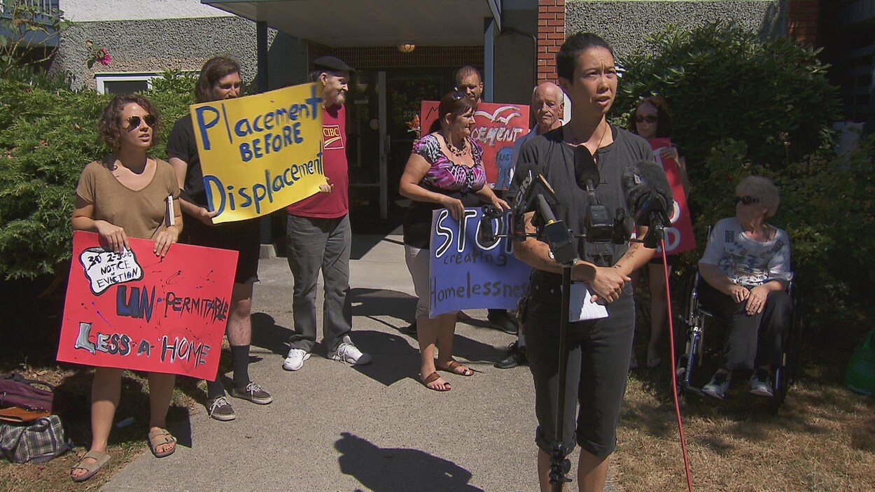 Des manifestants contre les rénovictions tiennent des pancartes devant Esme Manor à Maple Ridge Des manifestants contre les rénovictions tiennent des pancartes devant Esme Manor à Maple Ridge