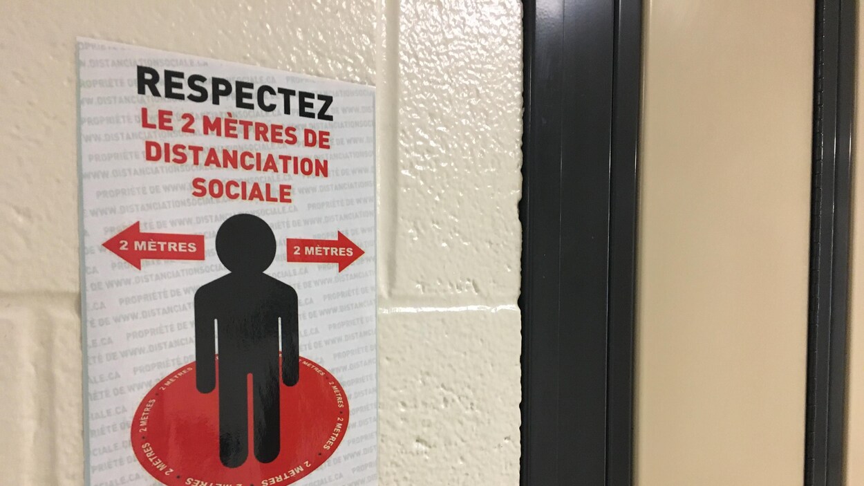 Une affiche indiquant les règles de distanciation physique