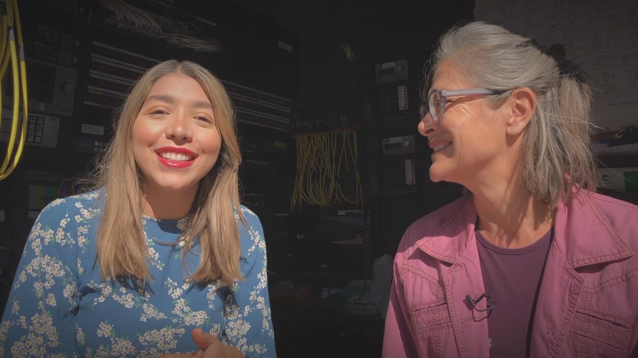 Amélia MacHour tout sourire face à l'objectif avec à sa gauche Doris Labrie qui la regarde en souriant.