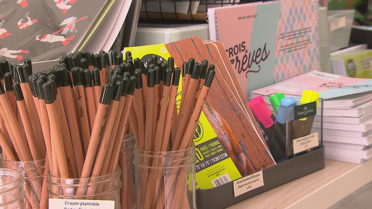 Des crayons et des cahiers fabriqués de matières recyclées dans un commerce.