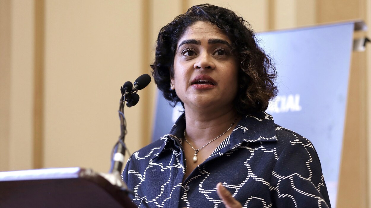 La commissaire en chef Renu Mandhane prononce un discours.