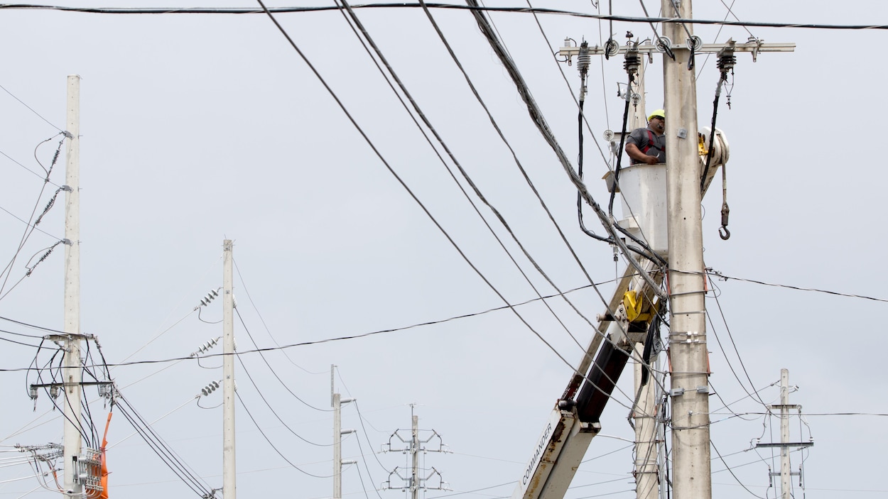 Un travailleur de Porto Rico Electric Power Authority répare une ligne électrique à San Juan au Porto Rico.