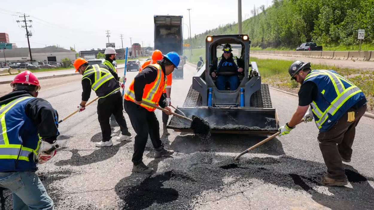 À Fort McMurray, des gens exaspérés par des nids-de-poule les réparent eux-mêmes