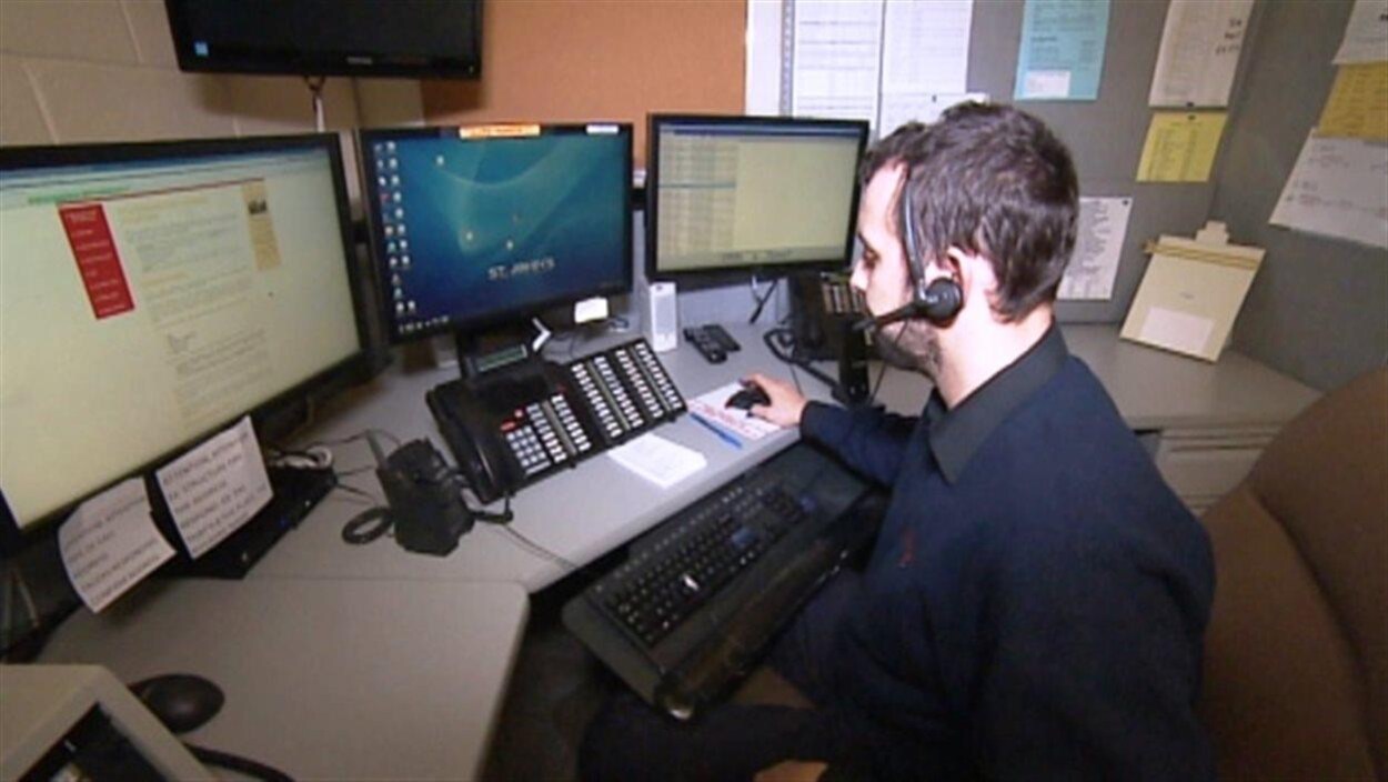 Un répartiteur du service d’urgence 911.