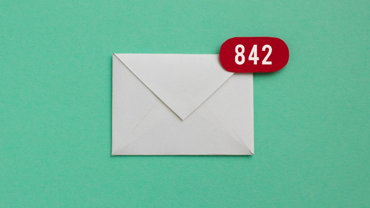 Une enveloppe de lettre surmontée du chiffre 842, comme illustration d'une boîte de courriels remplie de messages non lus.