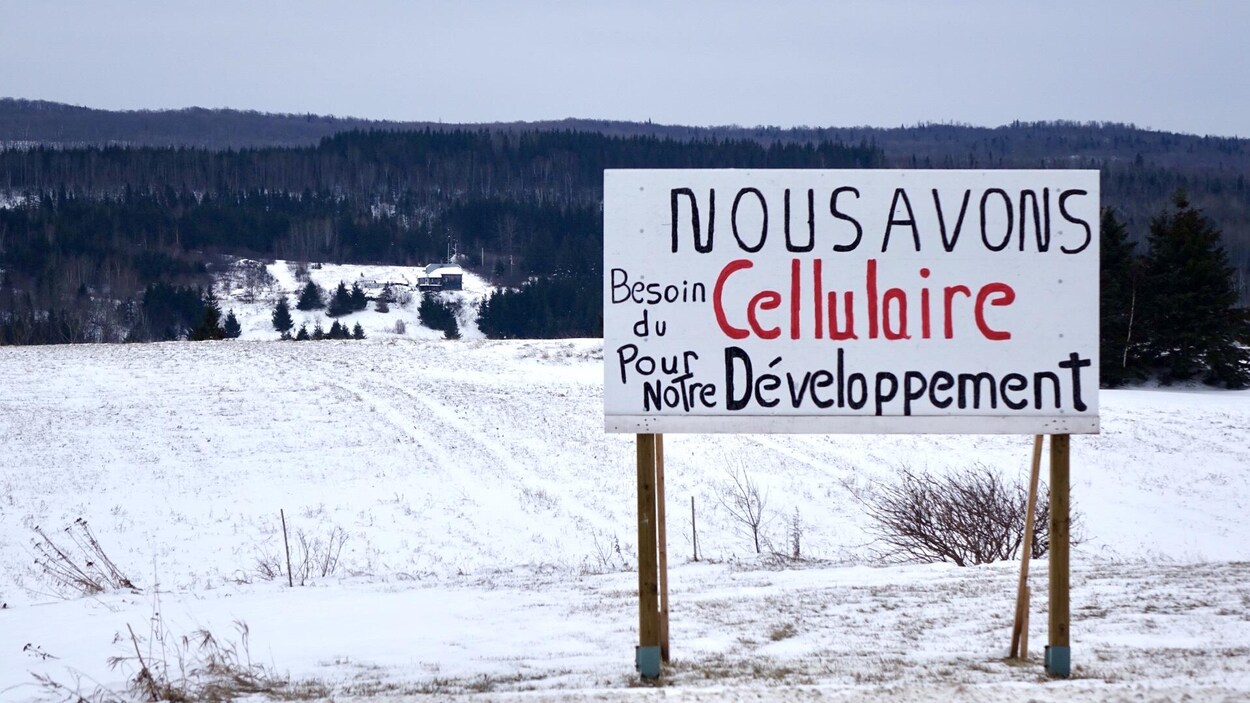 Une affiche sur laquelle il est inscrit : nous avons besoin du cellulaire pour notre développement.