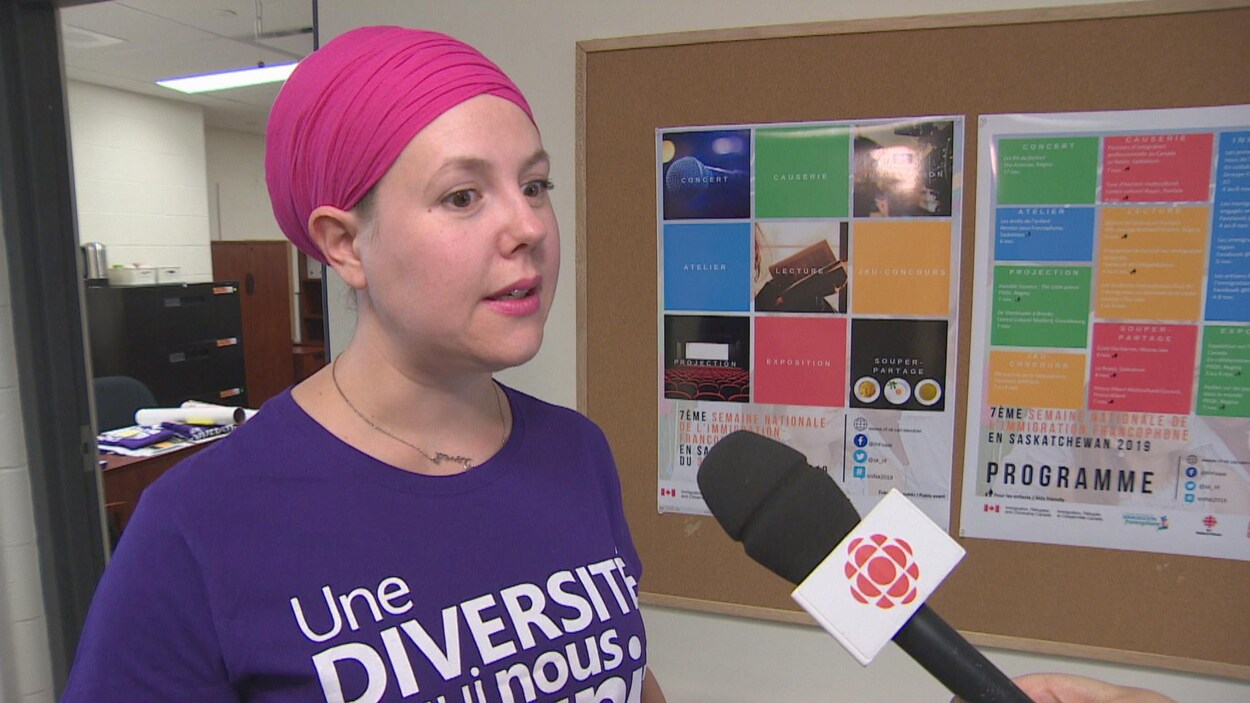 Marie Galophe donne une entrevue debout dans un couloir.