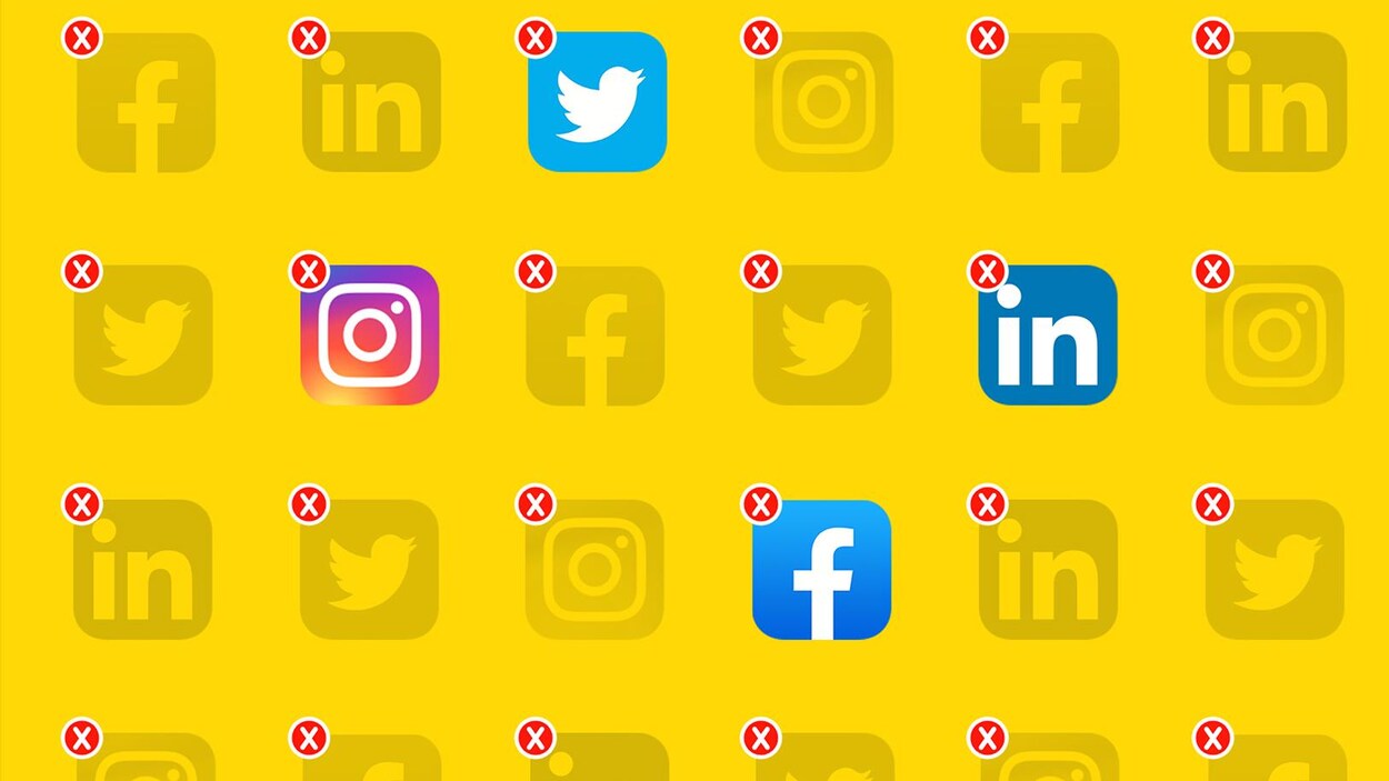 Logos de Facebook, Twitter, Instagram et LinkedIn avec le petit X en haut à droite qui sert à la suppression des applications.