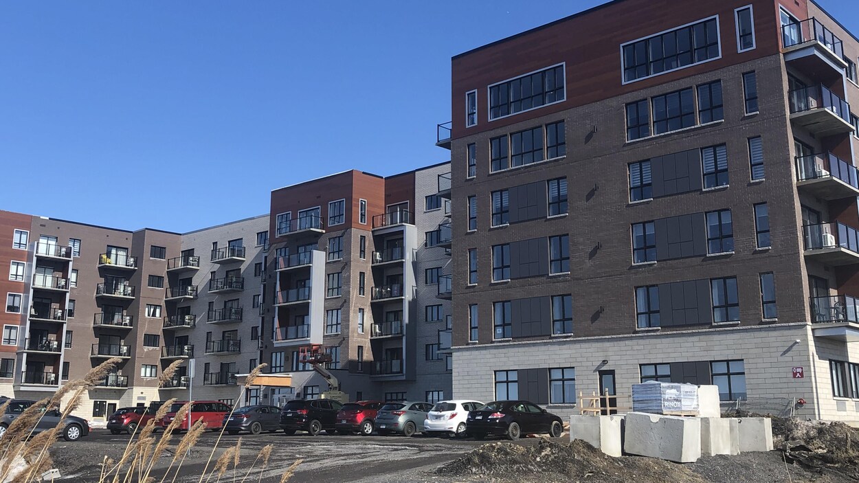 Le bâtiment, construit récemment, compte six étages.