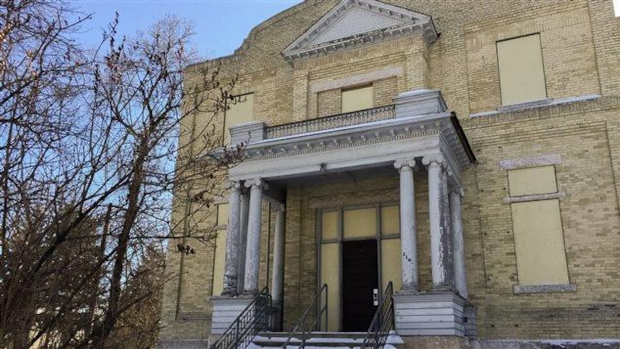 La façade de la Résidence Langevin au 210 de la rue Masson. La façade de la Résidence Langevin au 210 de la rue Masson.