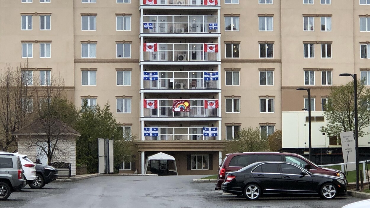 Une photo de l'édifice de quelques étages.