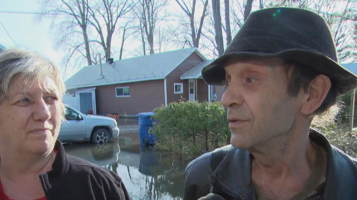 Ovila Labonté, un résident de Pontiac, devant sa maison inondée