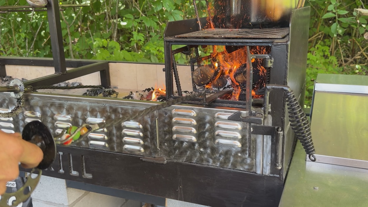Le concept audacieux de cuisine extérieure du restaurant Automne