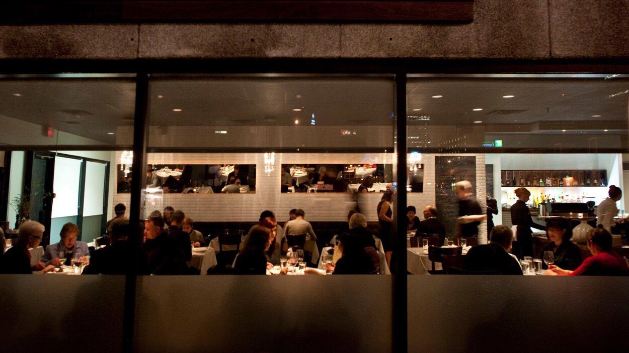 Personnes attablées dans un restaurant.