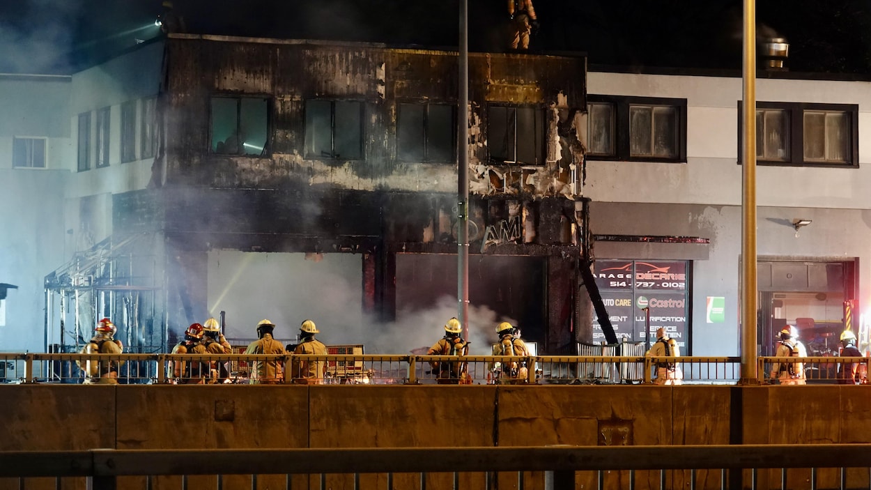 Un restaurant cacher ravagé par les flammes à Montréal