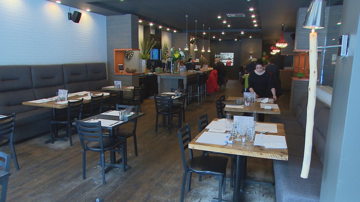 Les tables à l'intérieur du restaurant Les Complices à Rimouski.
