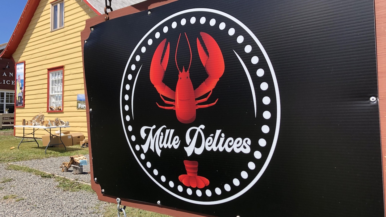 L'affiche du restaurant avec le logo composé d'un homard.