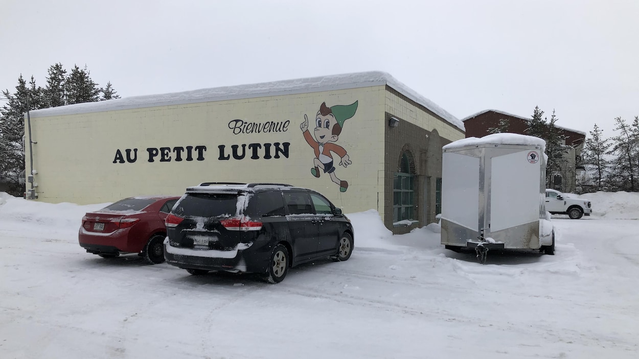 Un casse-croûte avec une murale extérieure disant «Bienvenue au Petit Lutin», avec une image de lutin.