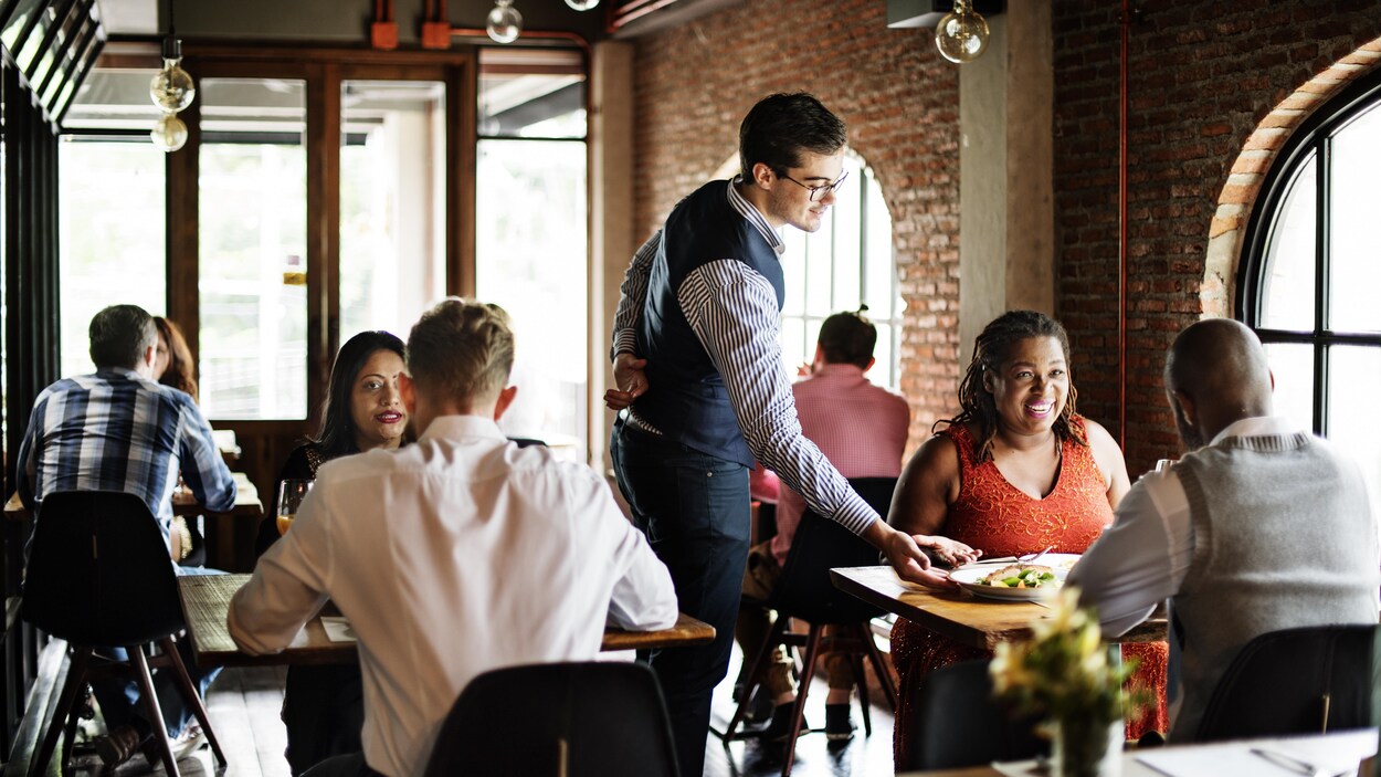 Un serveur affairé dans un restaurant.