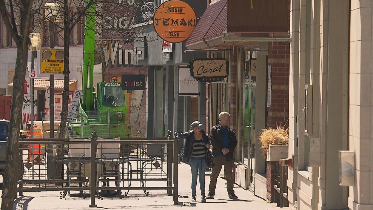Deux passants devant le restaurant Temaki sur la rue Racine