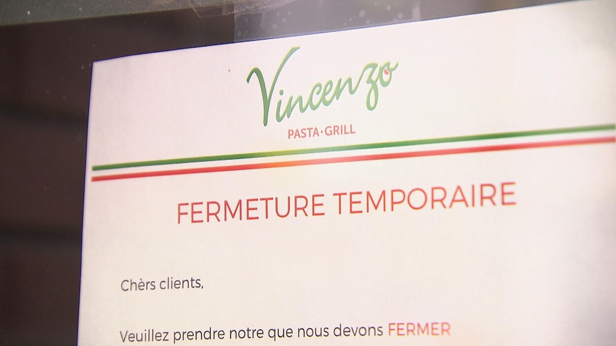 Affiche sur une porte disant que l'établissement doit fermer