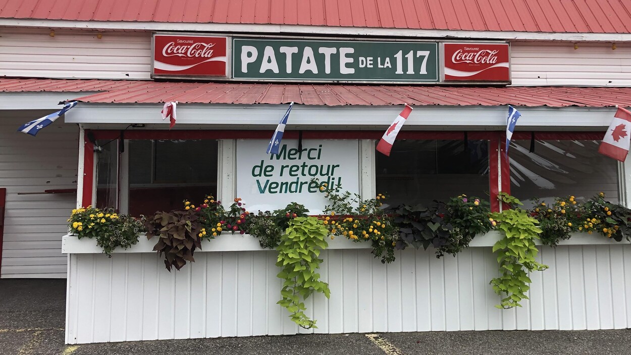 Une affiche indique qu'un casse-croûte est fermé pour la semaine.