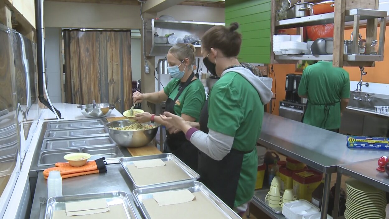 Des employés préparent le repas.
