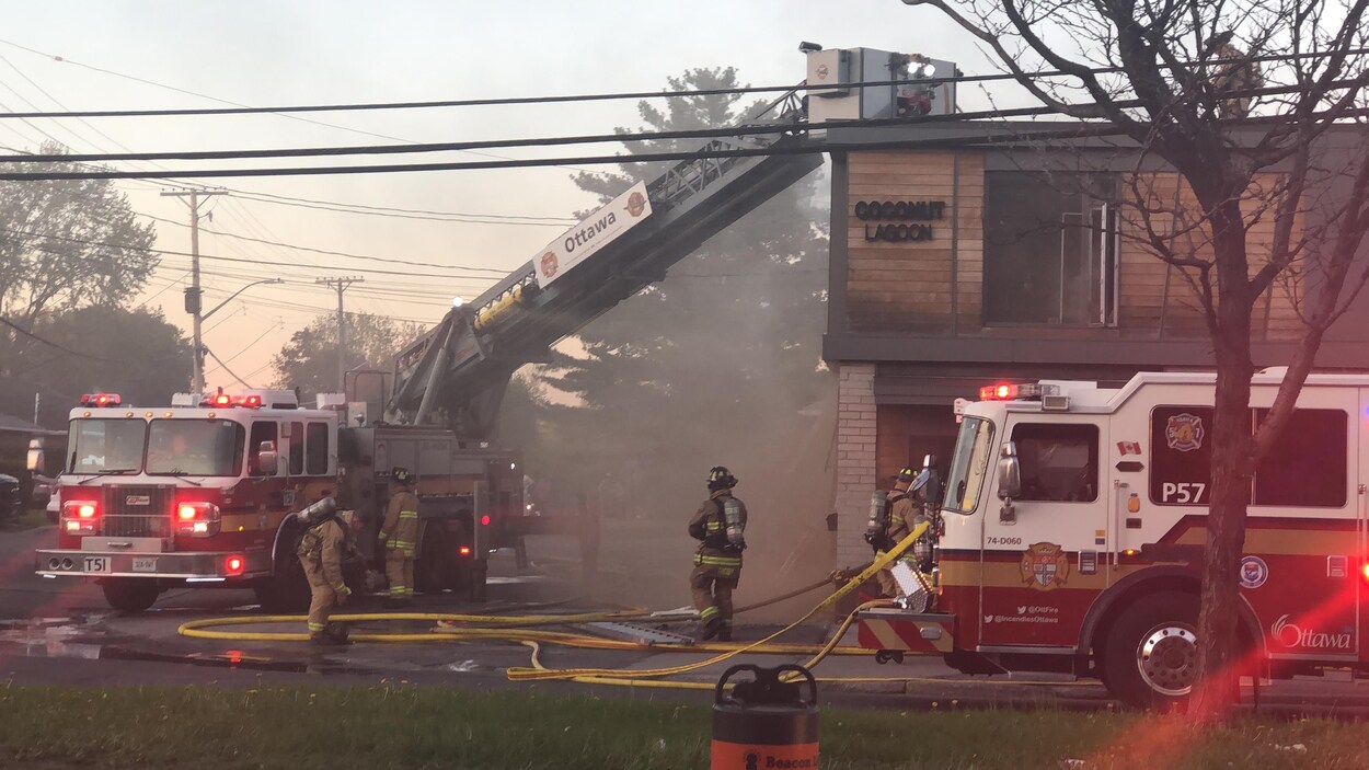 Des pompiers combattent éteignent un incendie survenu dans un restaurant.