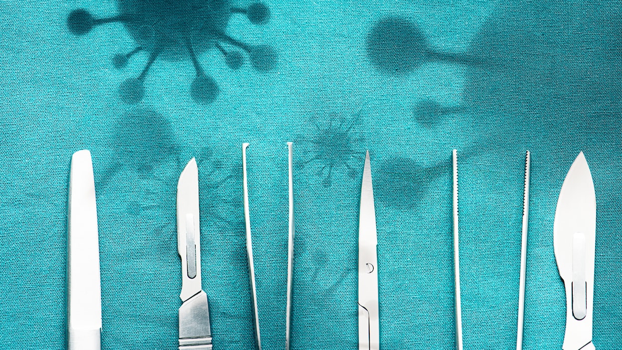 Des outils de chirurgies sur un plateau.