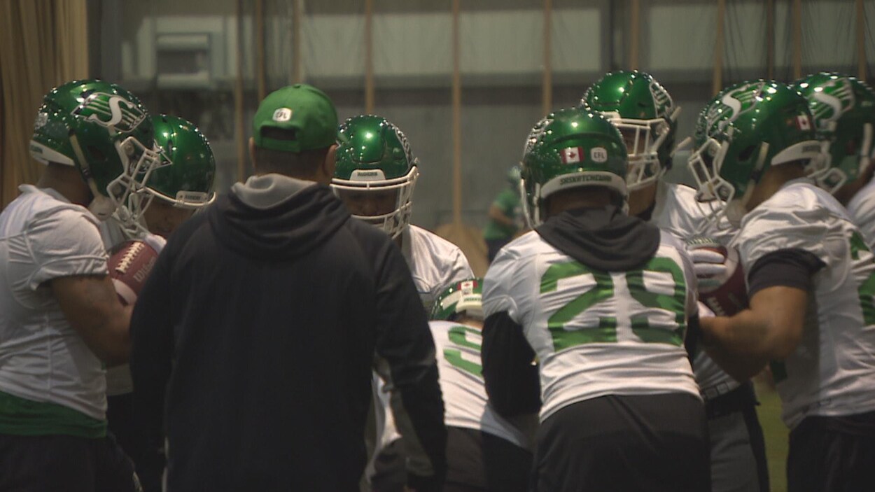 Un groupe de joueurs de football des Roughriders.
