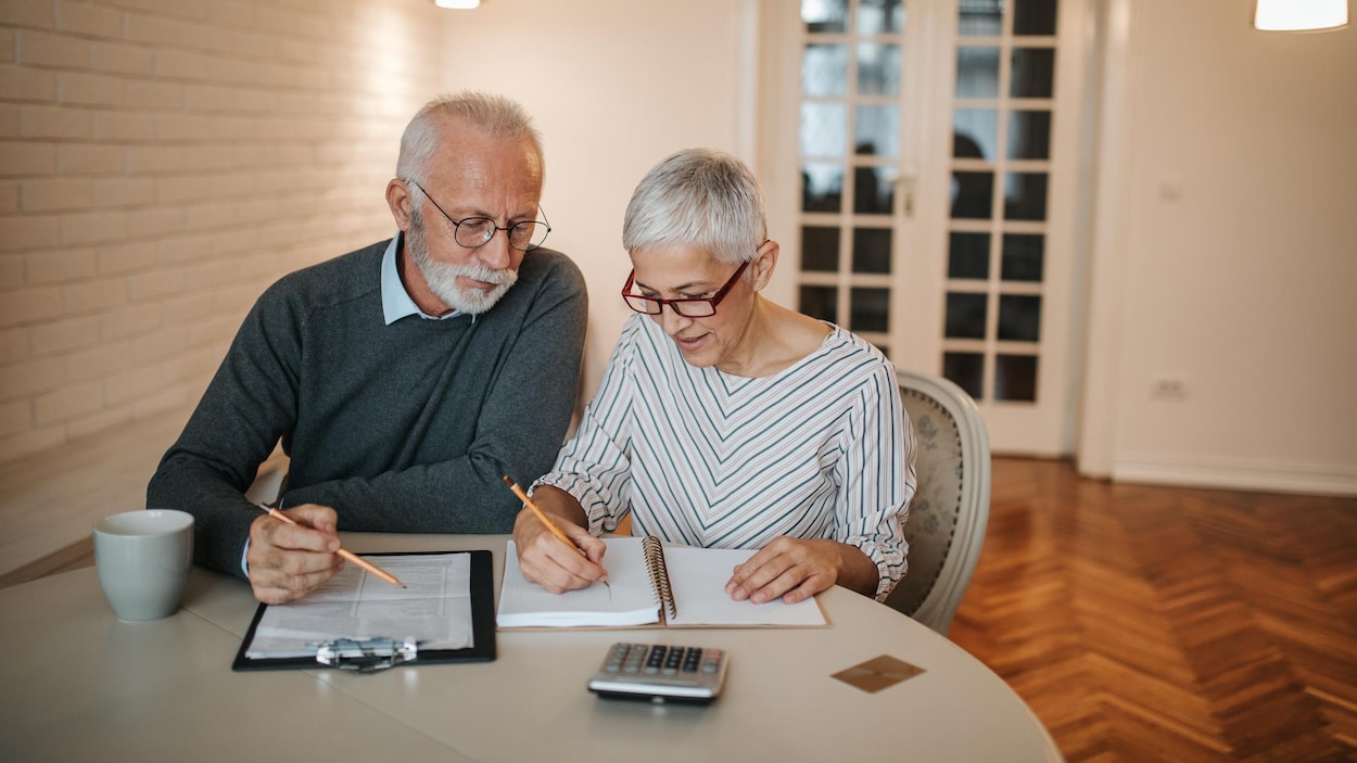 Un couple de retraités examine ses états financiers.