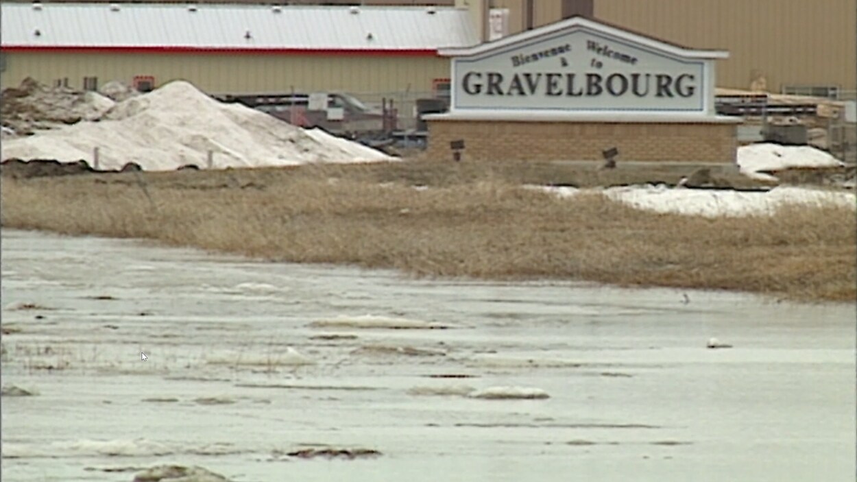 Au printemps 1997, les résidents de Gravelbourg font preuve de solidarité alors que le village fransaskois est aux prises avec des inondations.