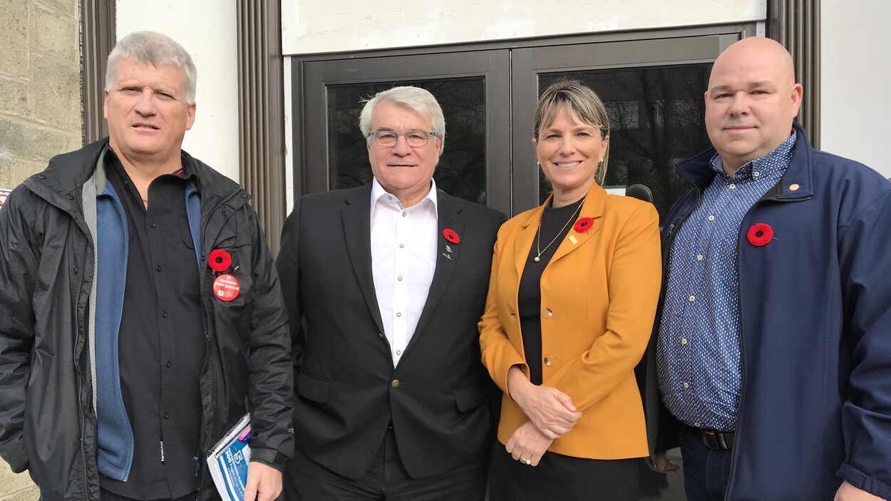 Alain Gagnon, Marc Asselin, Josée Néron et Sylvain Maltais posent pour une photo.