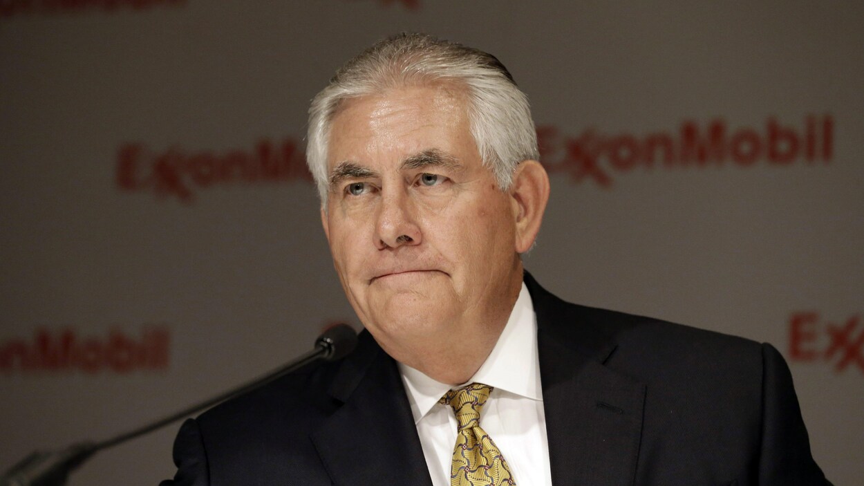 Dans cette photo datant de mai 2014, le PDG d’ExxonMobil, Rex Tillerson, écoute une question d’un reporter lors de l’assemblée annuelle des actionnaires à Dallas.
