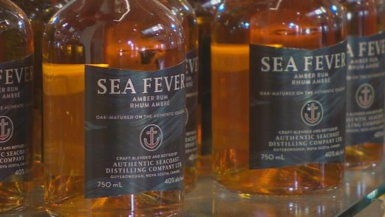 Le rhum ambré Sea Fever est distillé à Guysborough, en Nouvelle-Écosse. Les distillateurs de la province produisent du rhum, du whisky et de l'alcool qui ont remporté des prix à l'international.