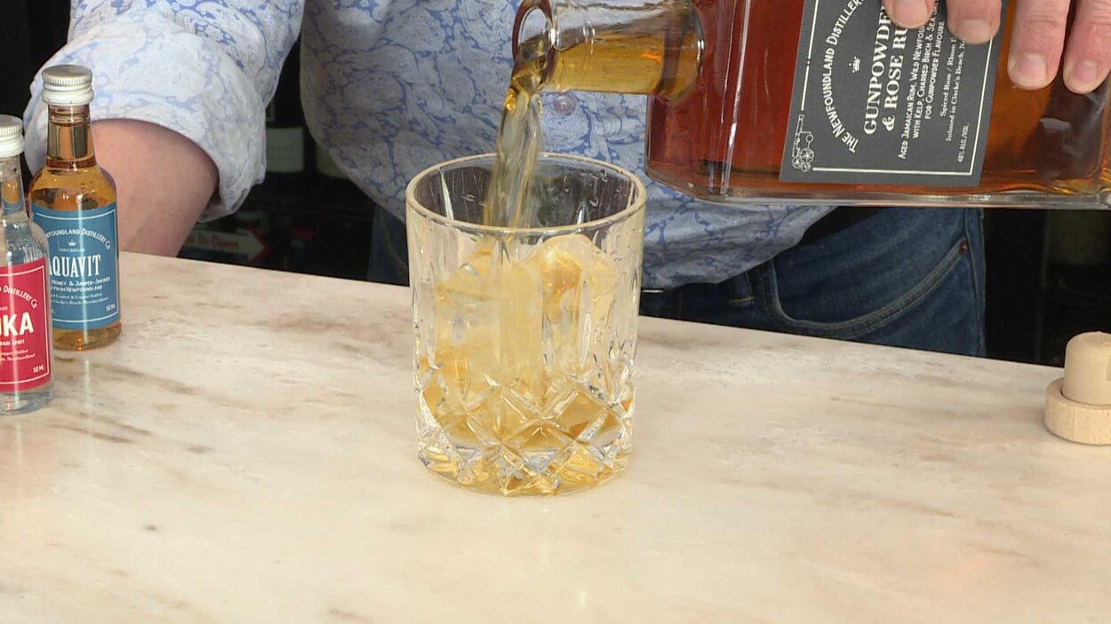 Peter Wilkins verse un verre de rhum Ã  saveur de poudre Ã  canon.