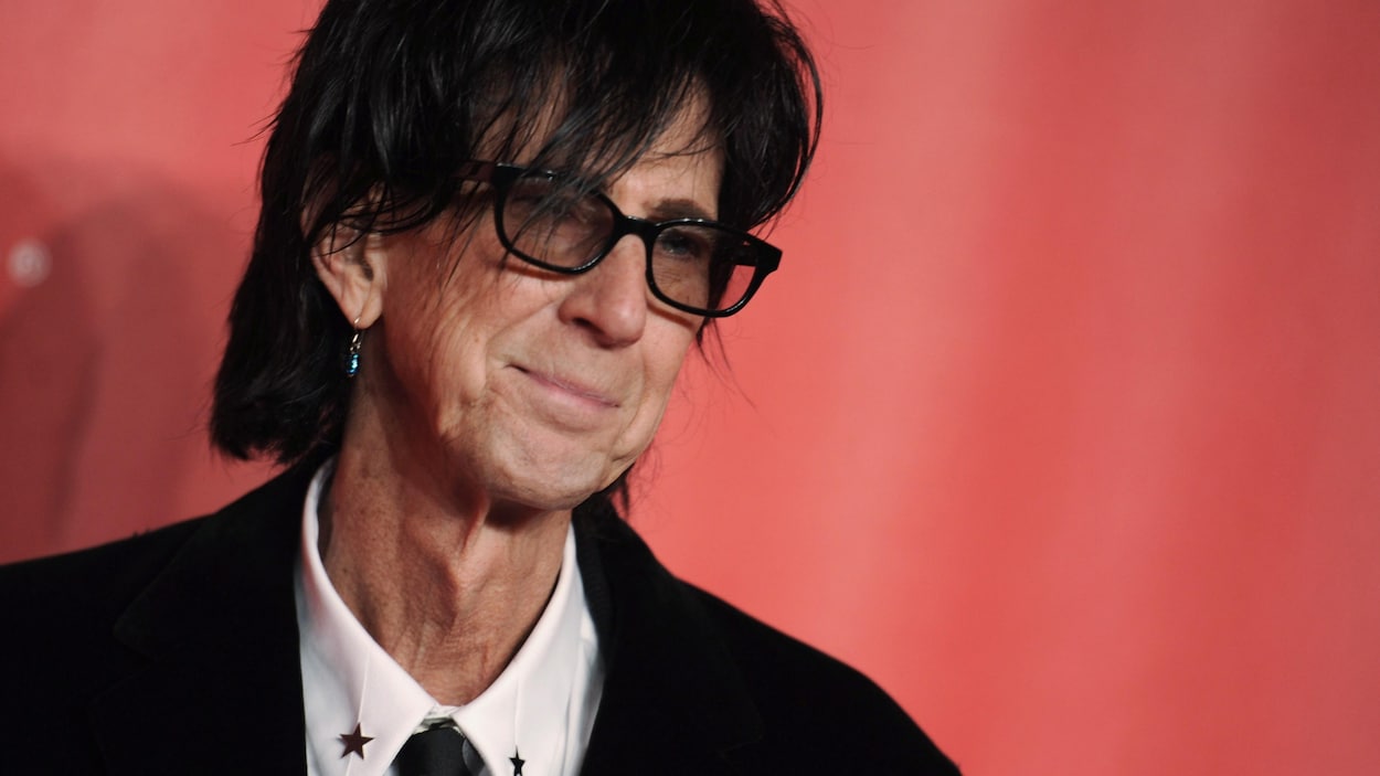 Ric Ocasek affiche un sourire.